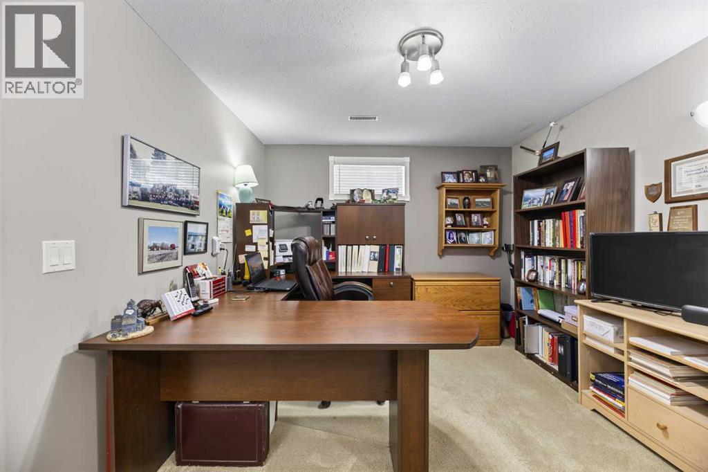 Listing photo – 223 10 Avenue NE, Sundre