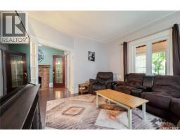 Enclosed porch - 1041 2nd Avenue Nw, Moose Jaw, SK S6H3R3 Photo 15