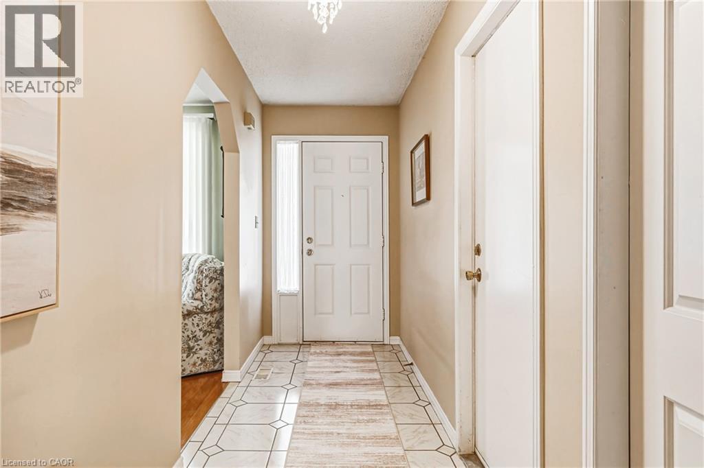 565 STONE CHURCH Road W - Image 4