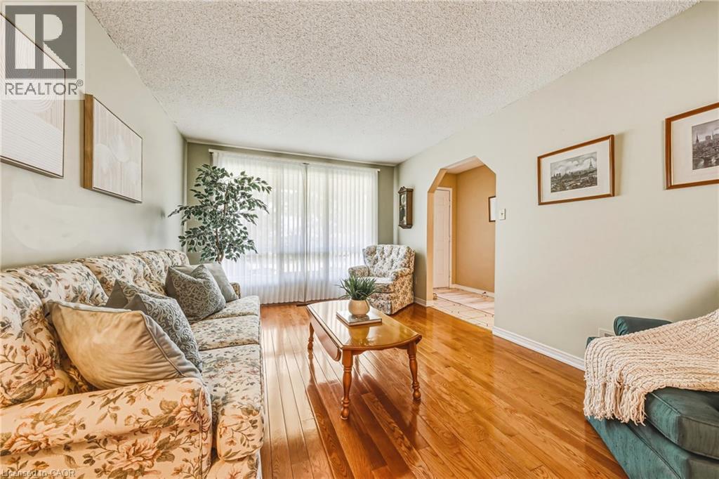 565 STONE CHURCH Road W - Image 7