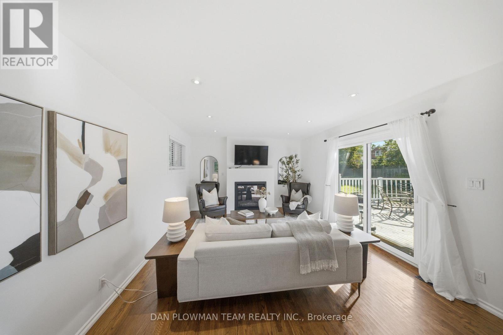 37 WELLINGTON STREET - 16