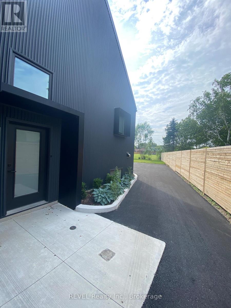 UNIT 3 - 5361 VALLEY WAY