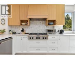 406 5388 Hill Rise Terr, Saanich, BC V8Y3K2 Photo 13