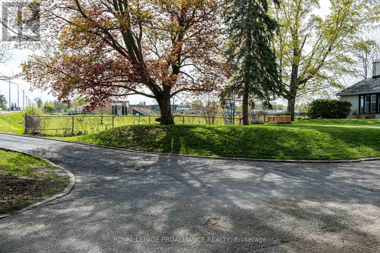 306 DUNDAS STREET W - 2