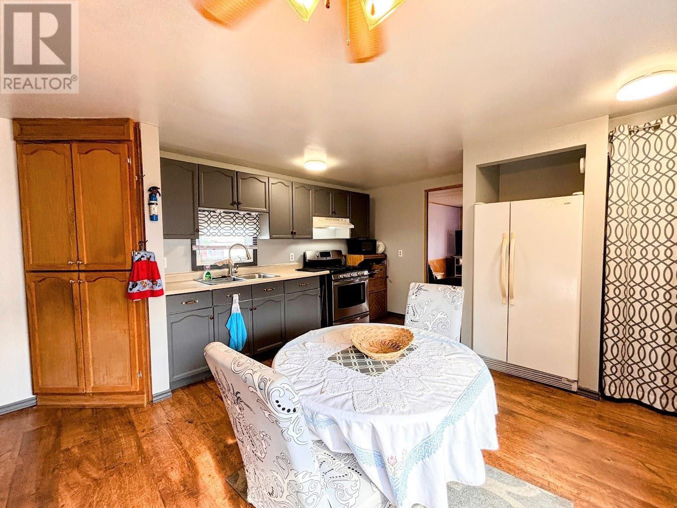 24 Jackson CRES - 2