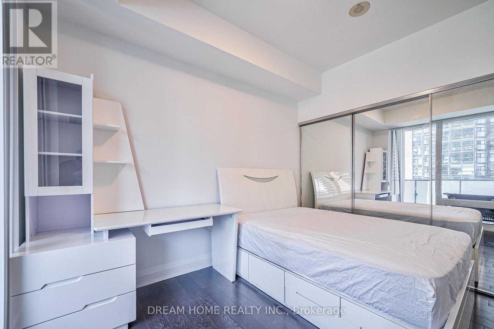 #709 1080 BAY STREET - 17