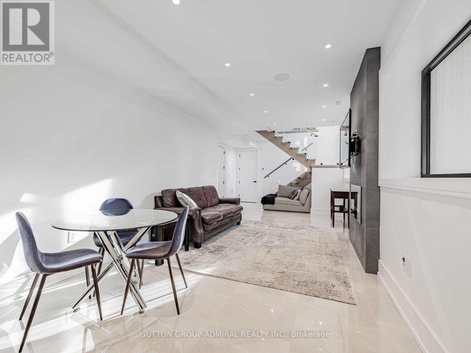 16 SANDERSON CRESCENT - Image 33
