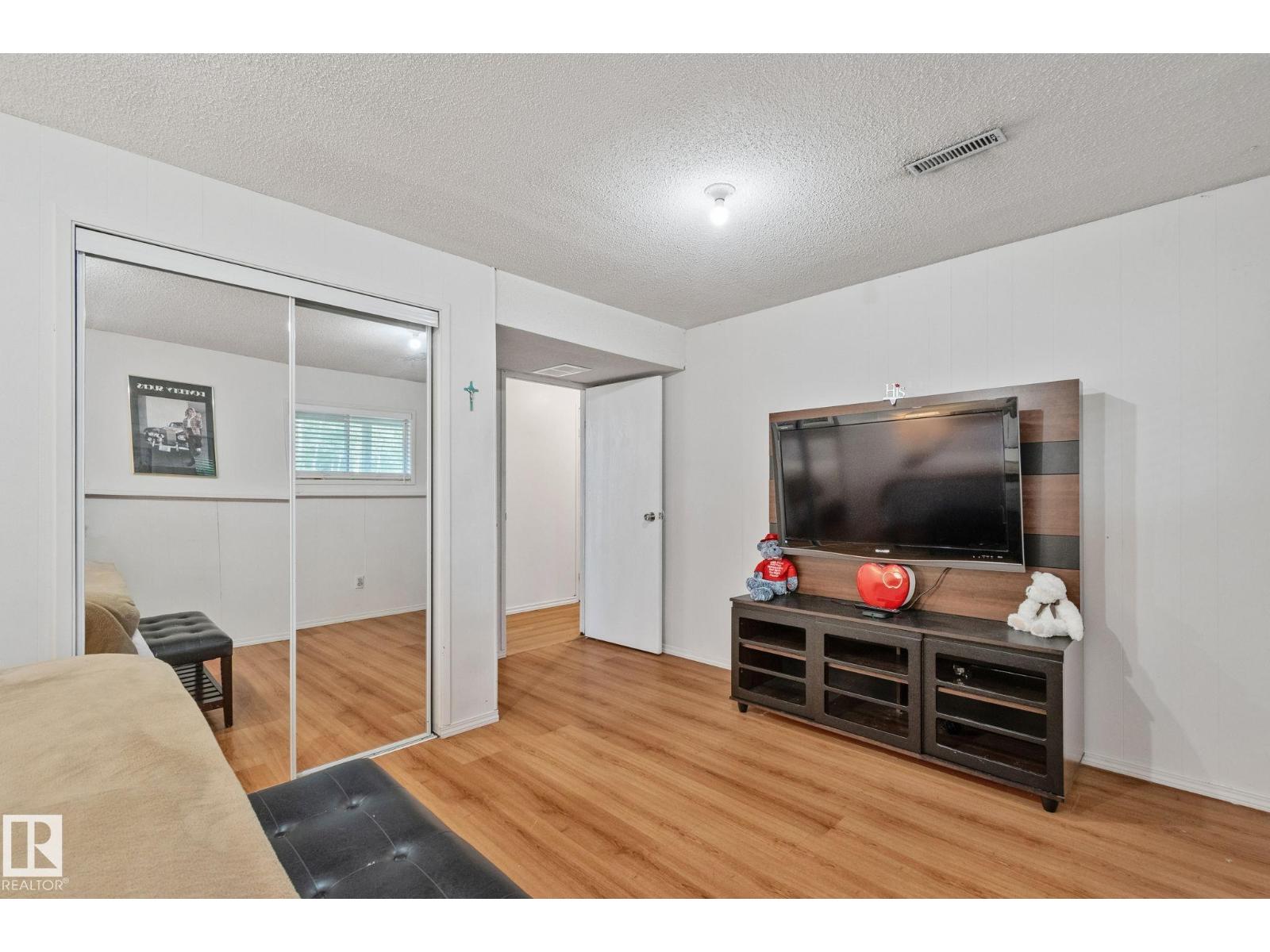 4682 17 AV NW - 35