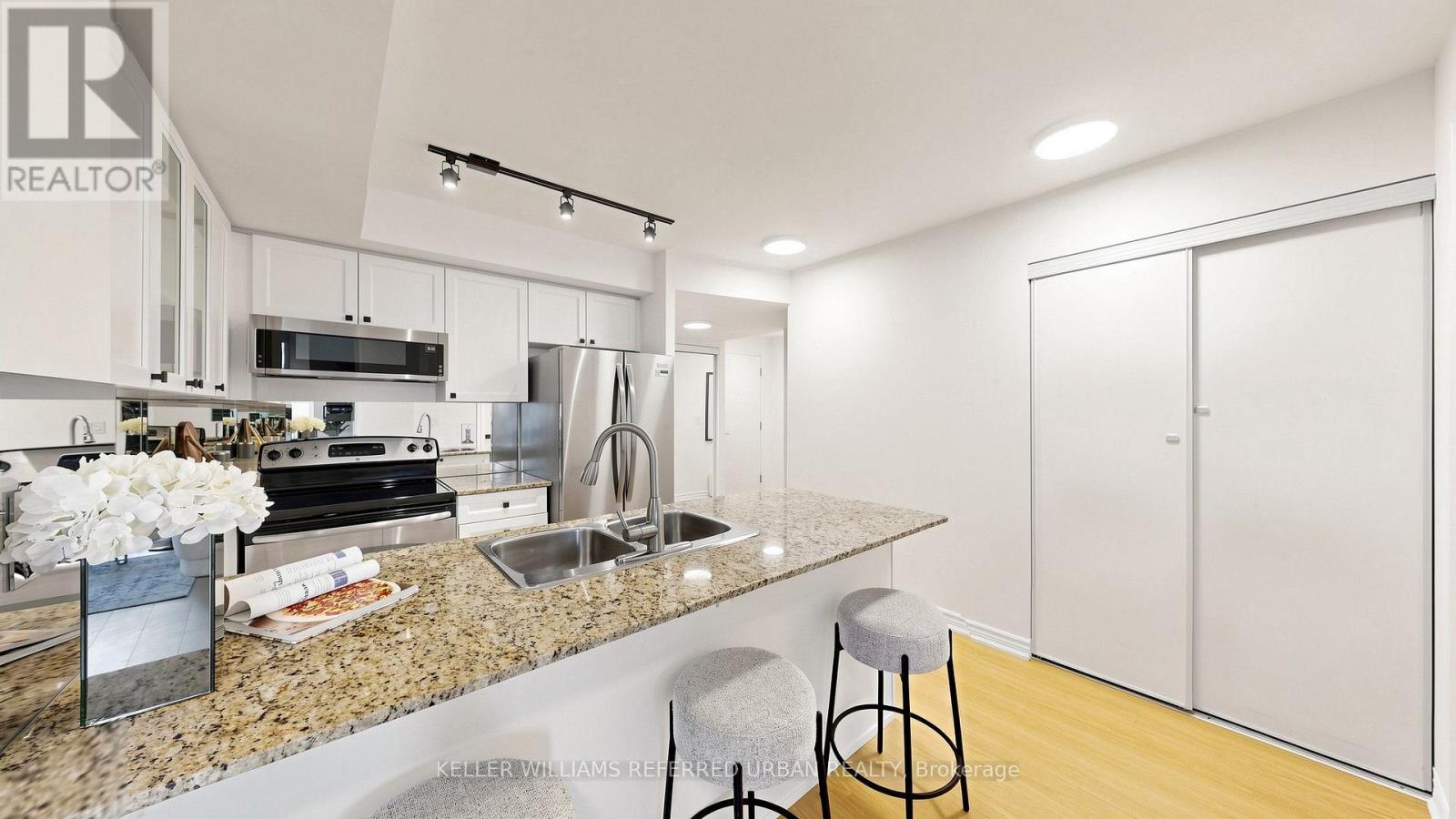 #2205 761 BAY STREET - Image 6