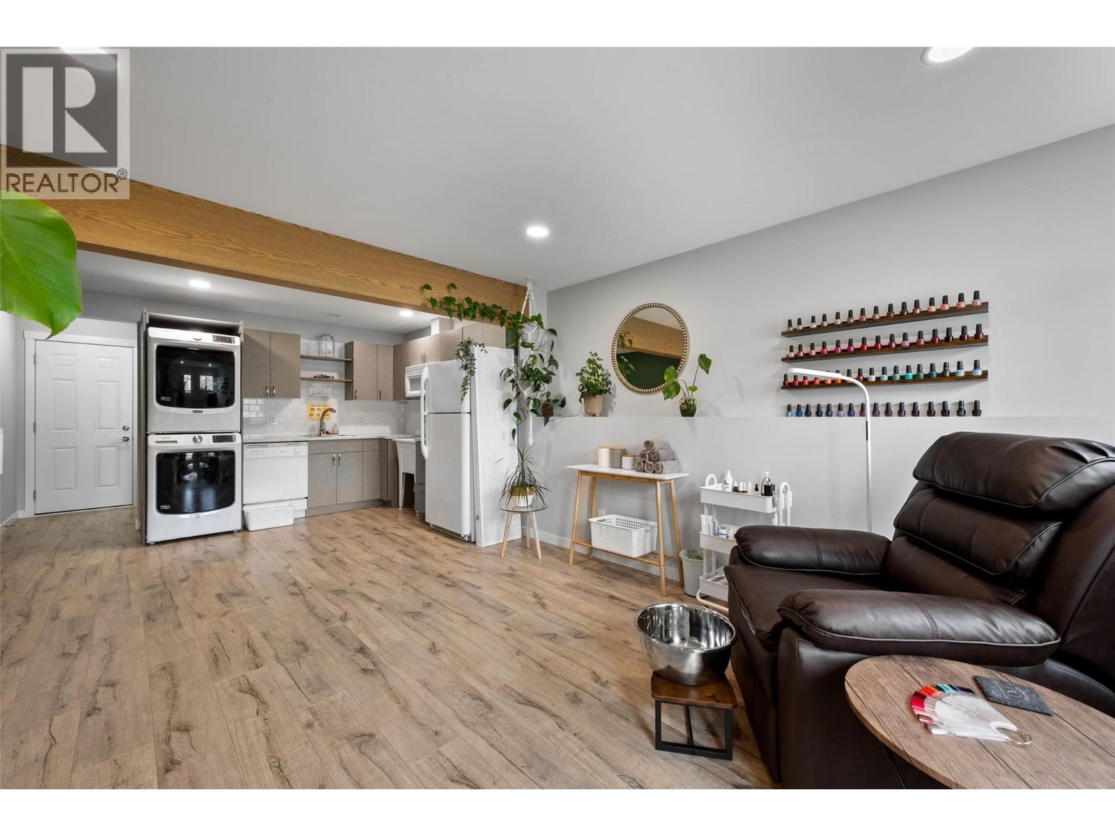 668 LYNE Road - 20
