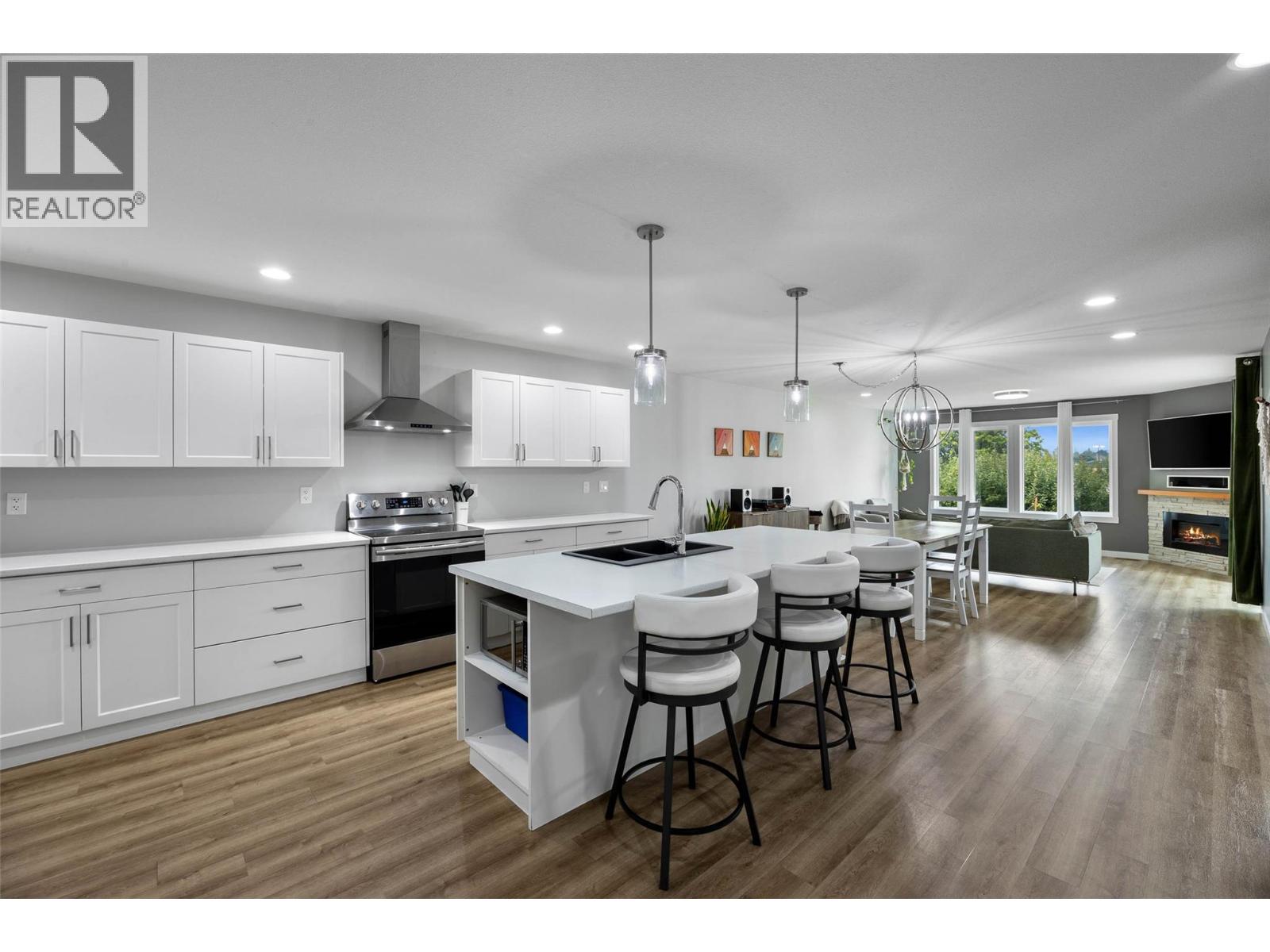 668 LYNE Road - 1