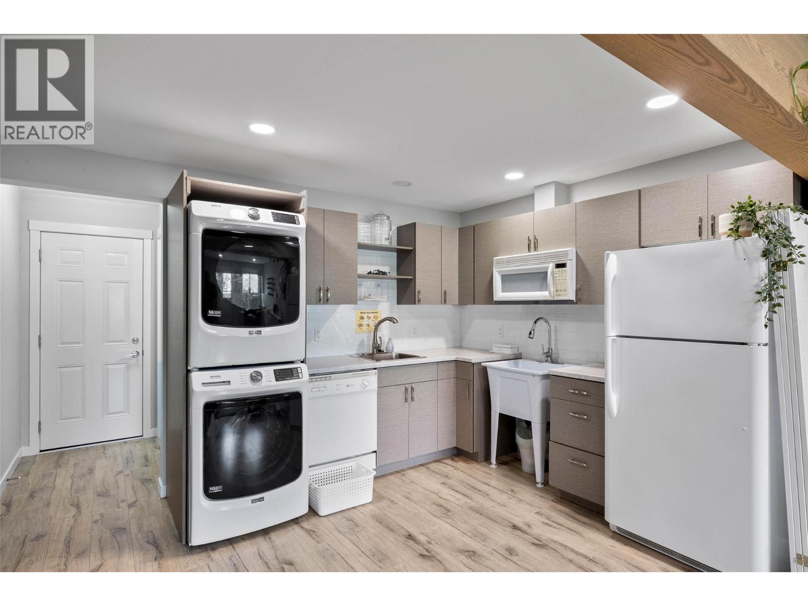668 LYNE Road - Image 23