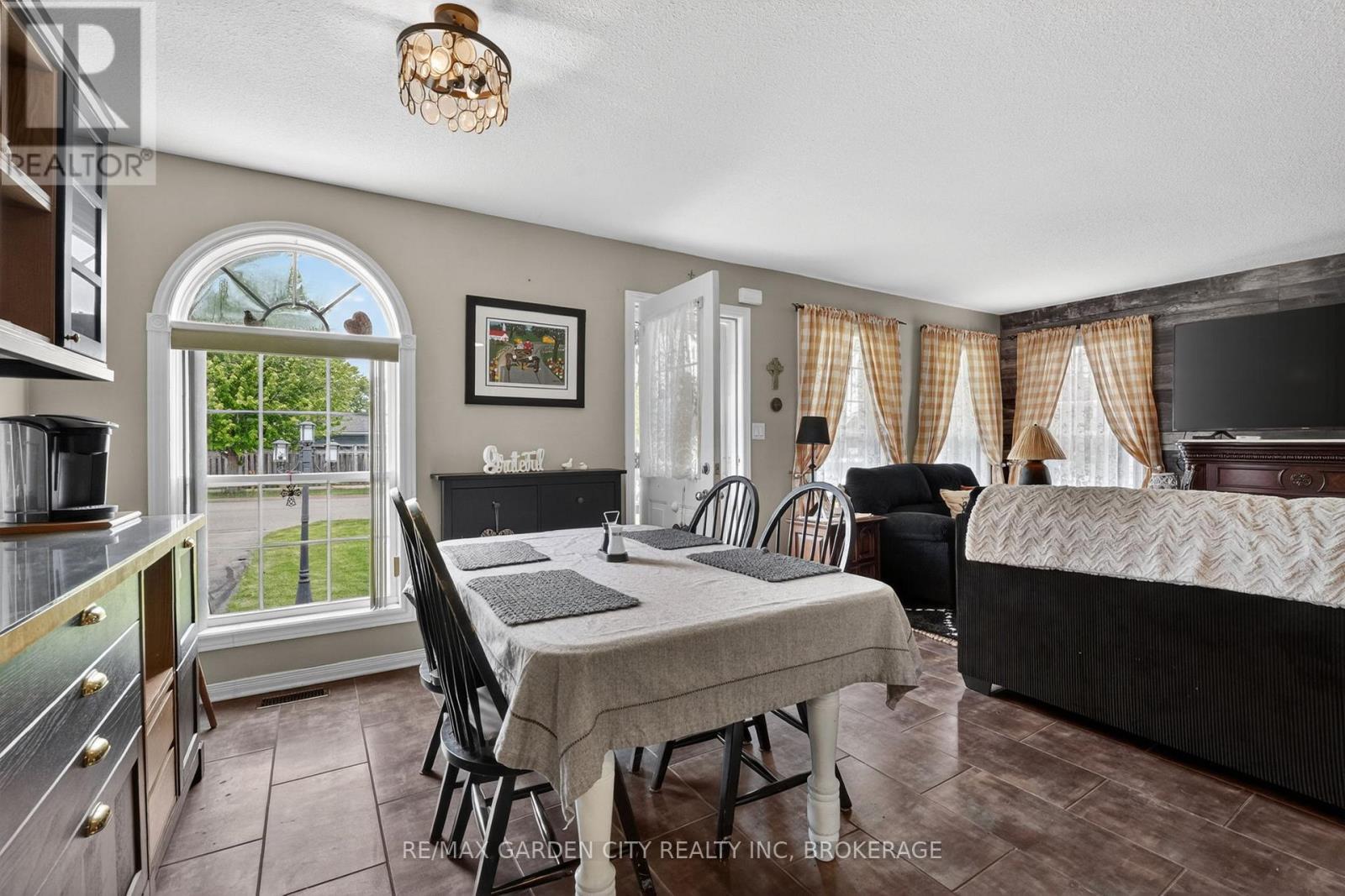 11 ROCHELLE CRESCENT - 7