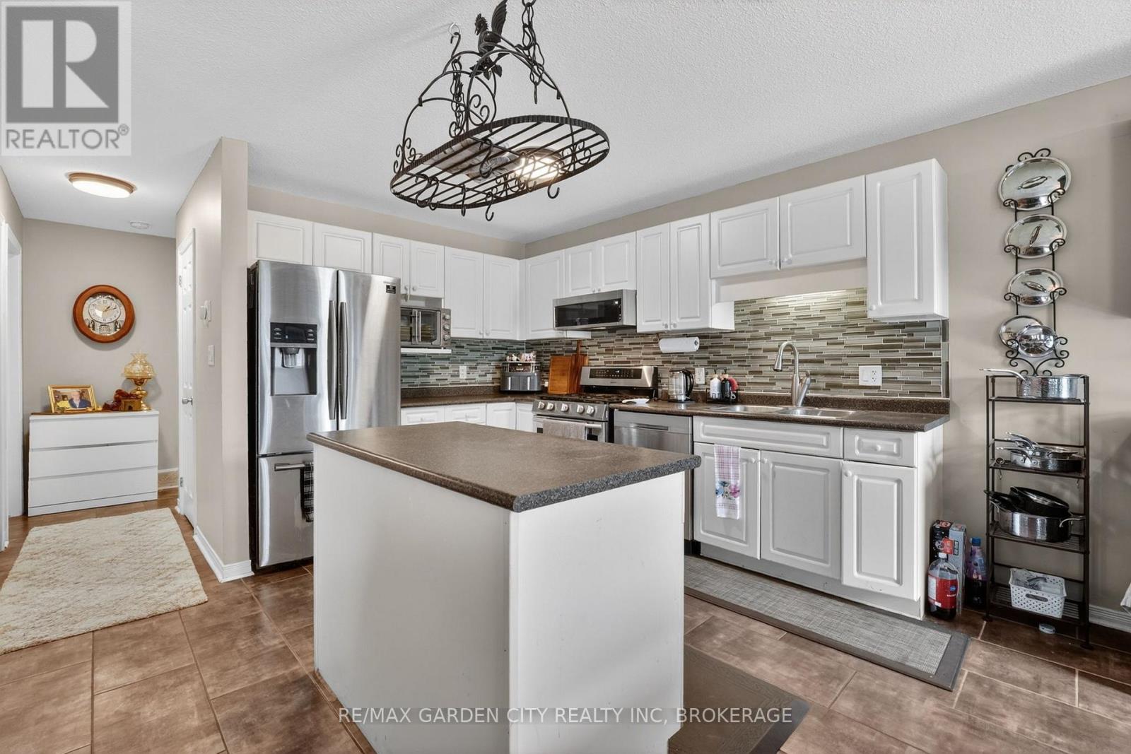 11 ROCHELLE CRESCENT - 8