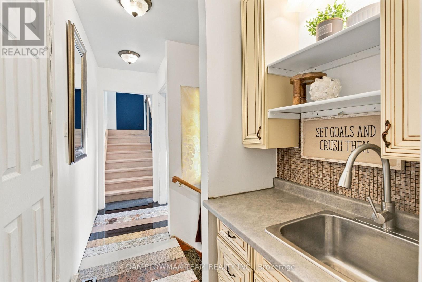 519 KINGSTON ROAD W - 17