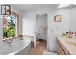 Living room - 4205 Wakefield Pl, Saanich, BC V8N6E6 Photo 15