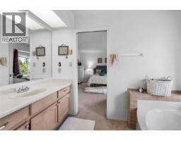 Entrance - 4205 Wakefield Pl, Saanich, BC V8N6E6 Photo 16