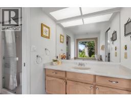 4205 Wakefield Pl, Saanich, BC V8N6E6 Photo 17