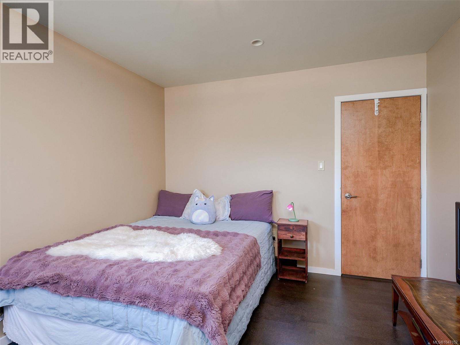 1050 Leslie Dr - 11