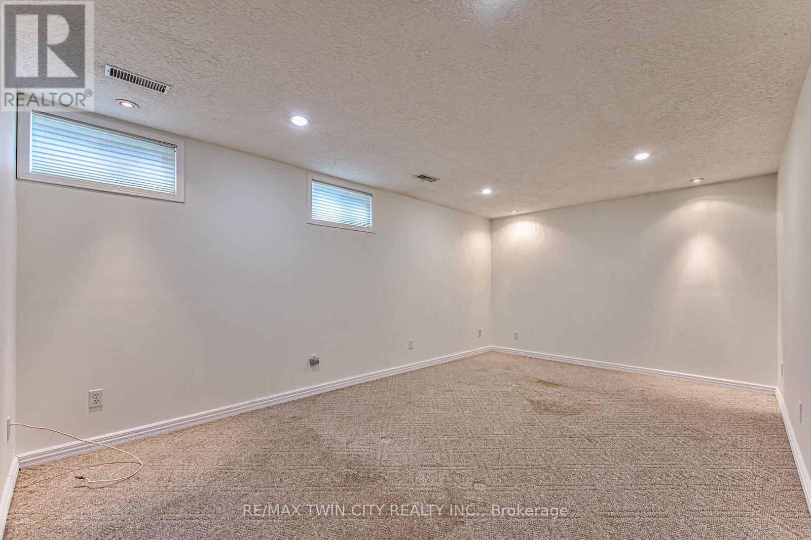 104 SPRINGBANK CRESCENT - 26