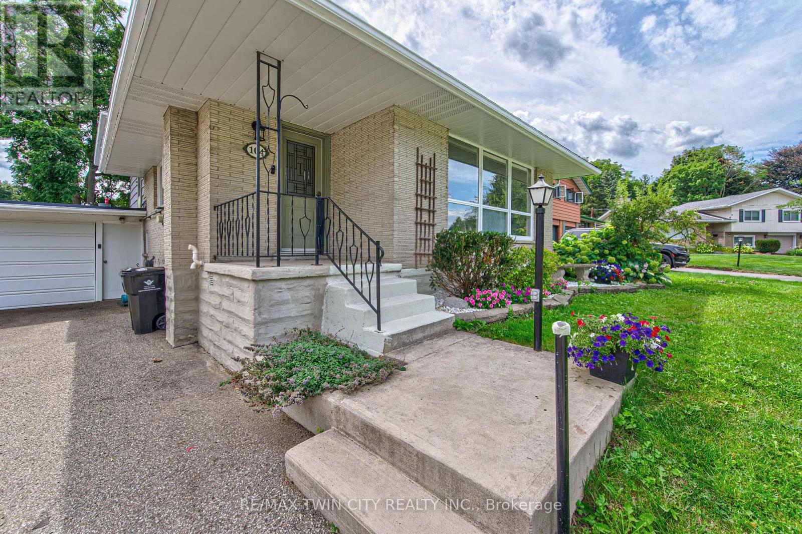 104 SPRINGBANK CRESCENT - 3