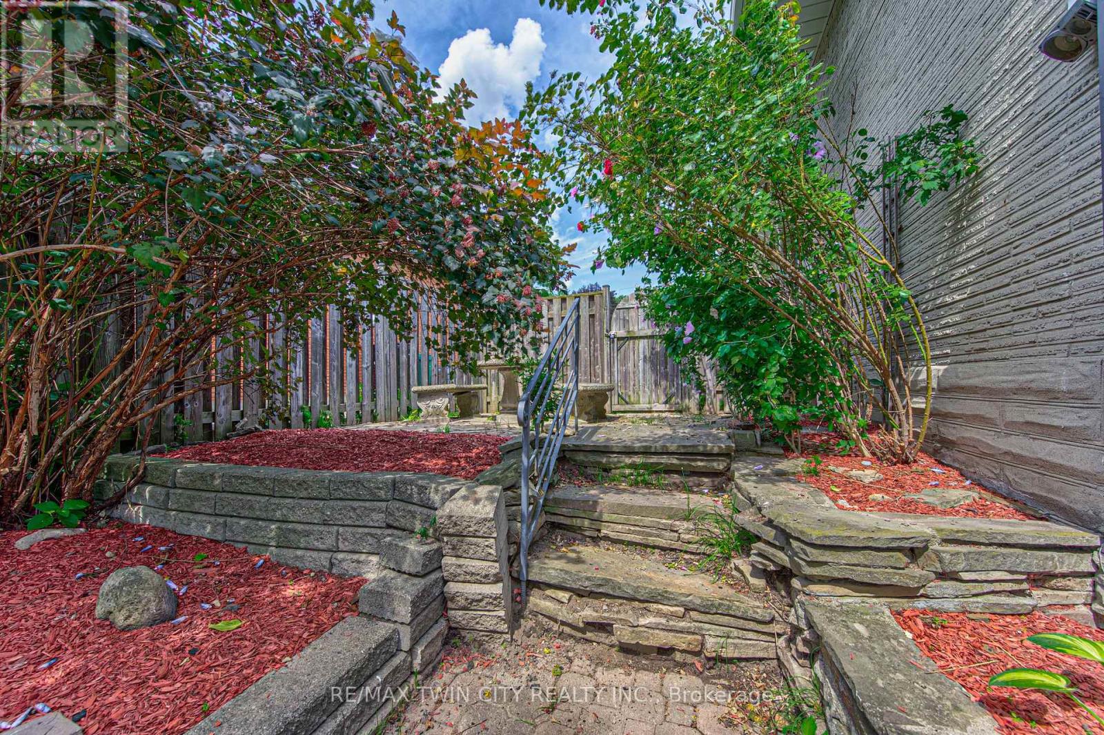 104 SPRINGBANK CRESCENT - 36