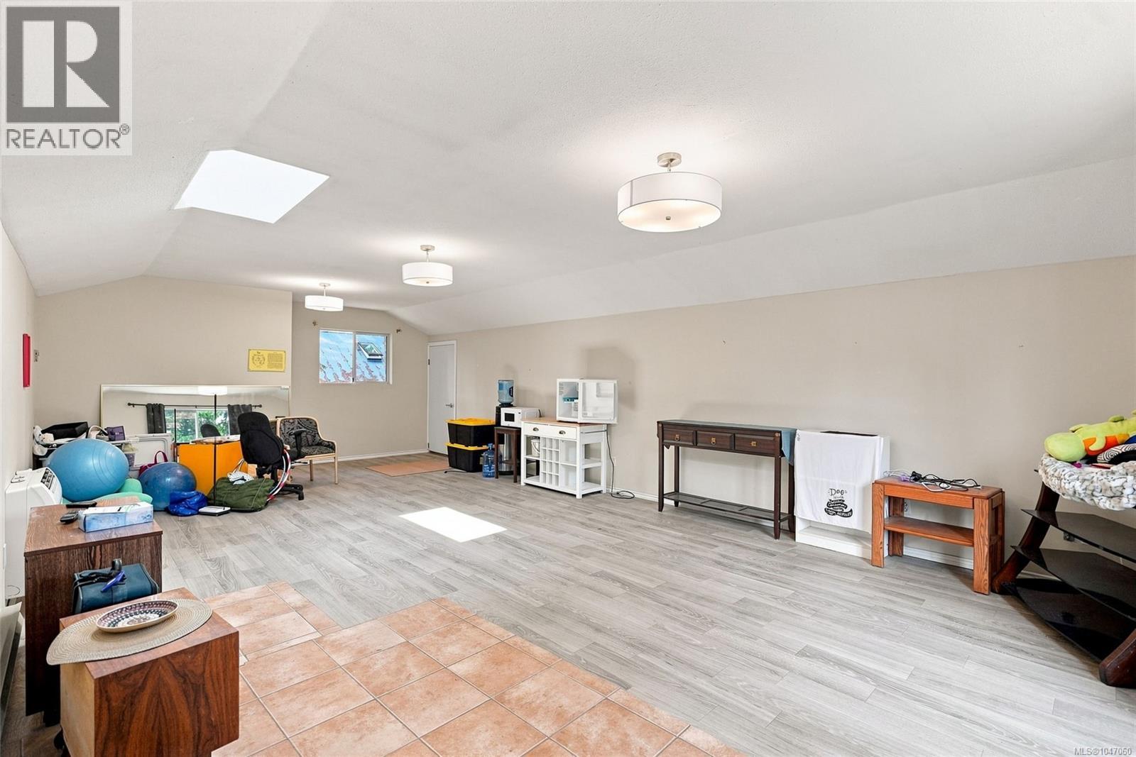 2319 Island Hwy E - 38