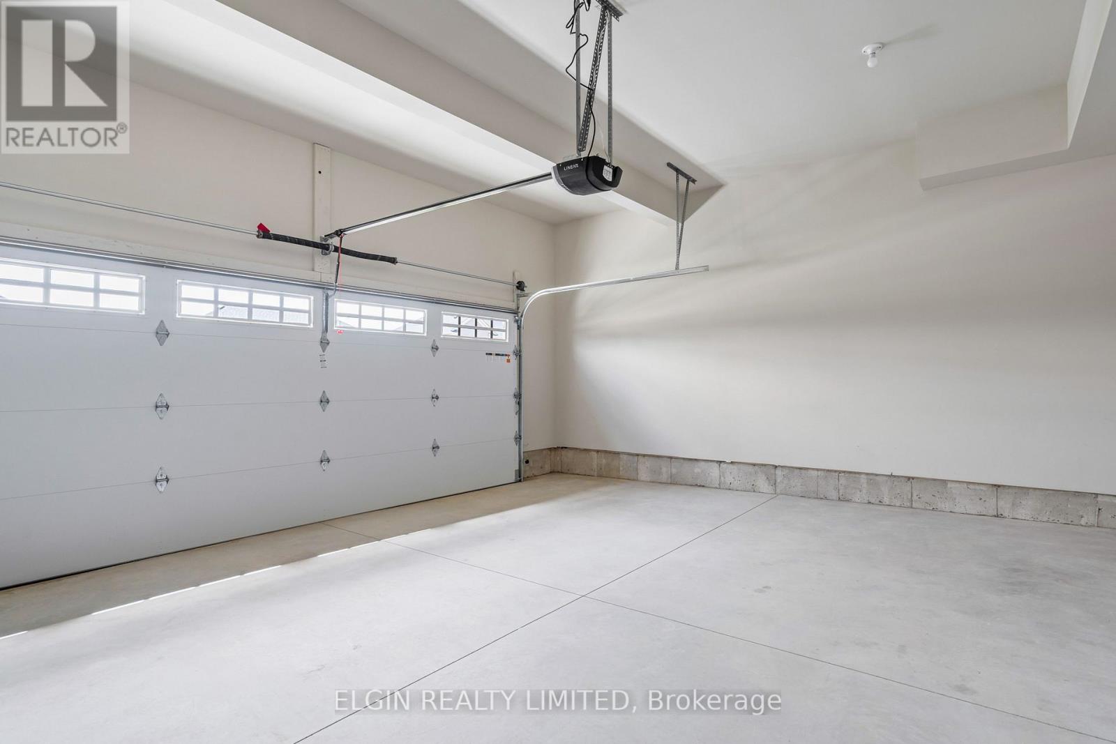 3 HEMLOCK CRESCENT - 44