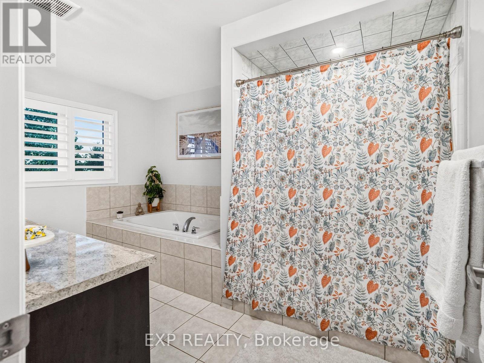 62 ESTHER CRESCENT - 28