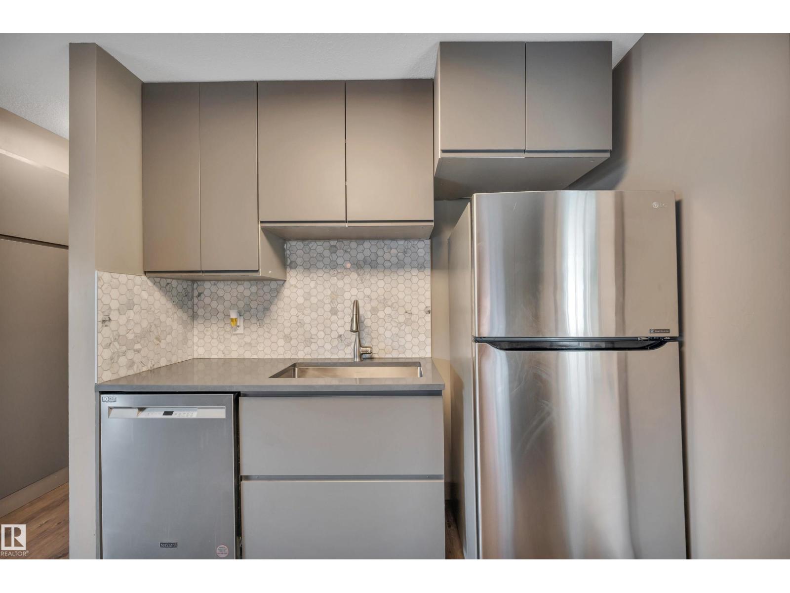 8615 66 AV NW - 17