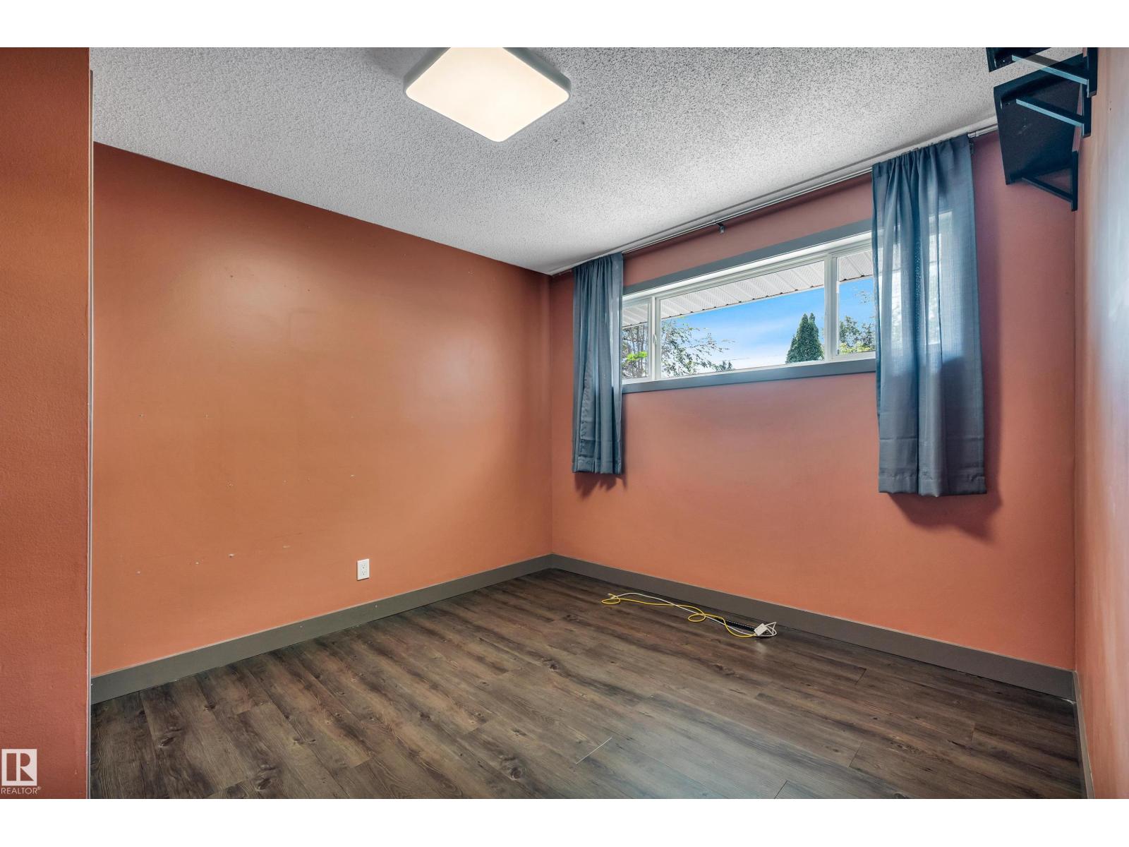 8615 66 AV NW - Image 24