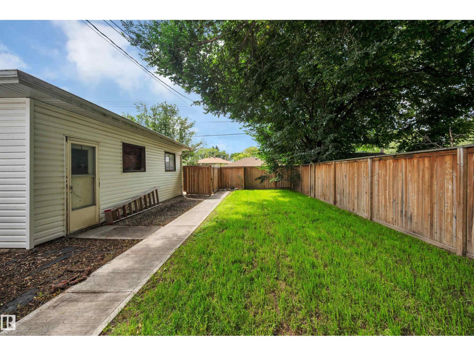 8615 66 AV NW - 43