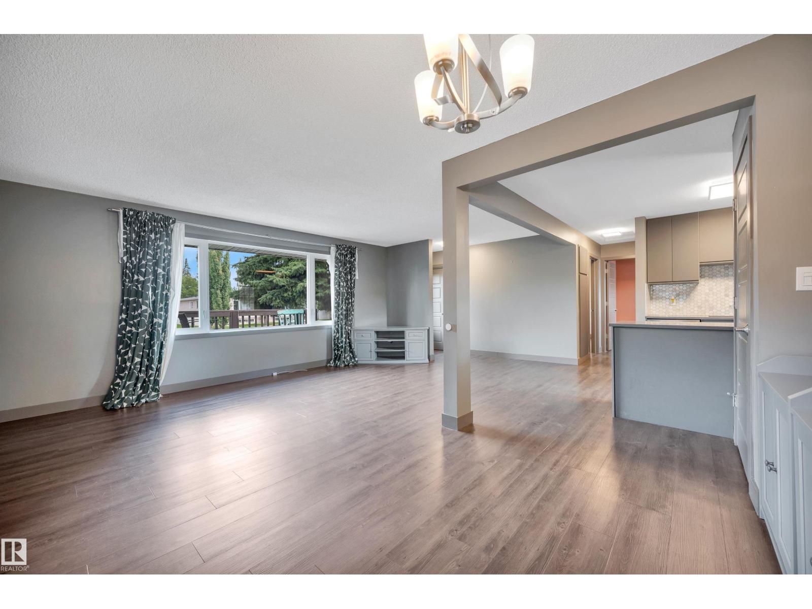 8615 66 AV NW - 12