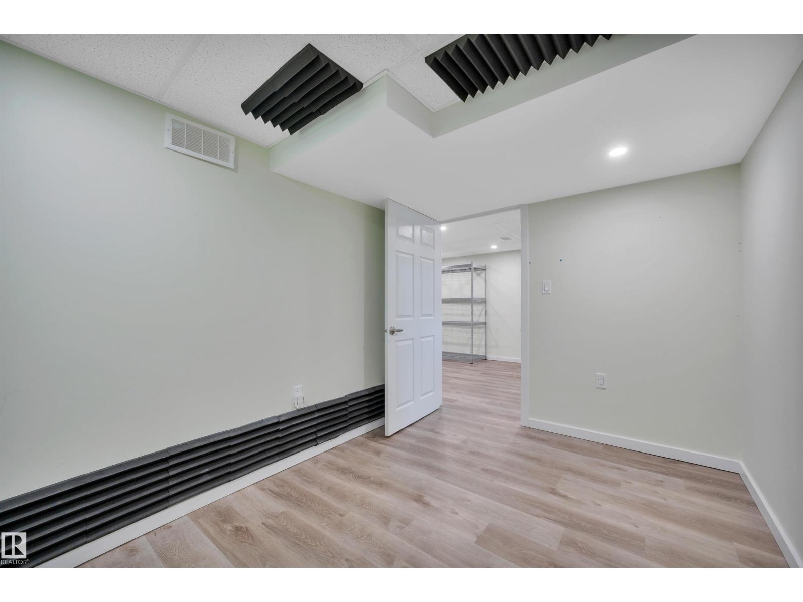 8615 66 AV NW - Image 36