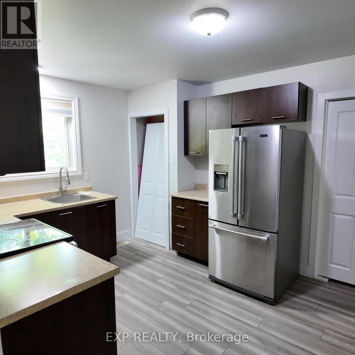 #Upper 74 Almond Road, London South (South T), Ontario, N5Z4C4, London South (South T), Ontario — photo 5 of 5