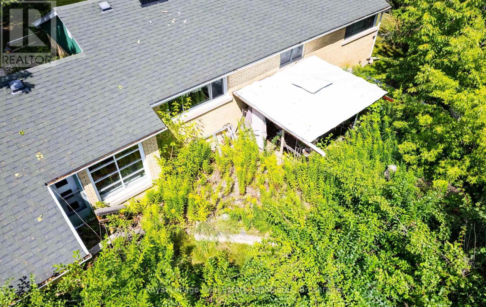 27 ROTHSAY AVENUE - 30