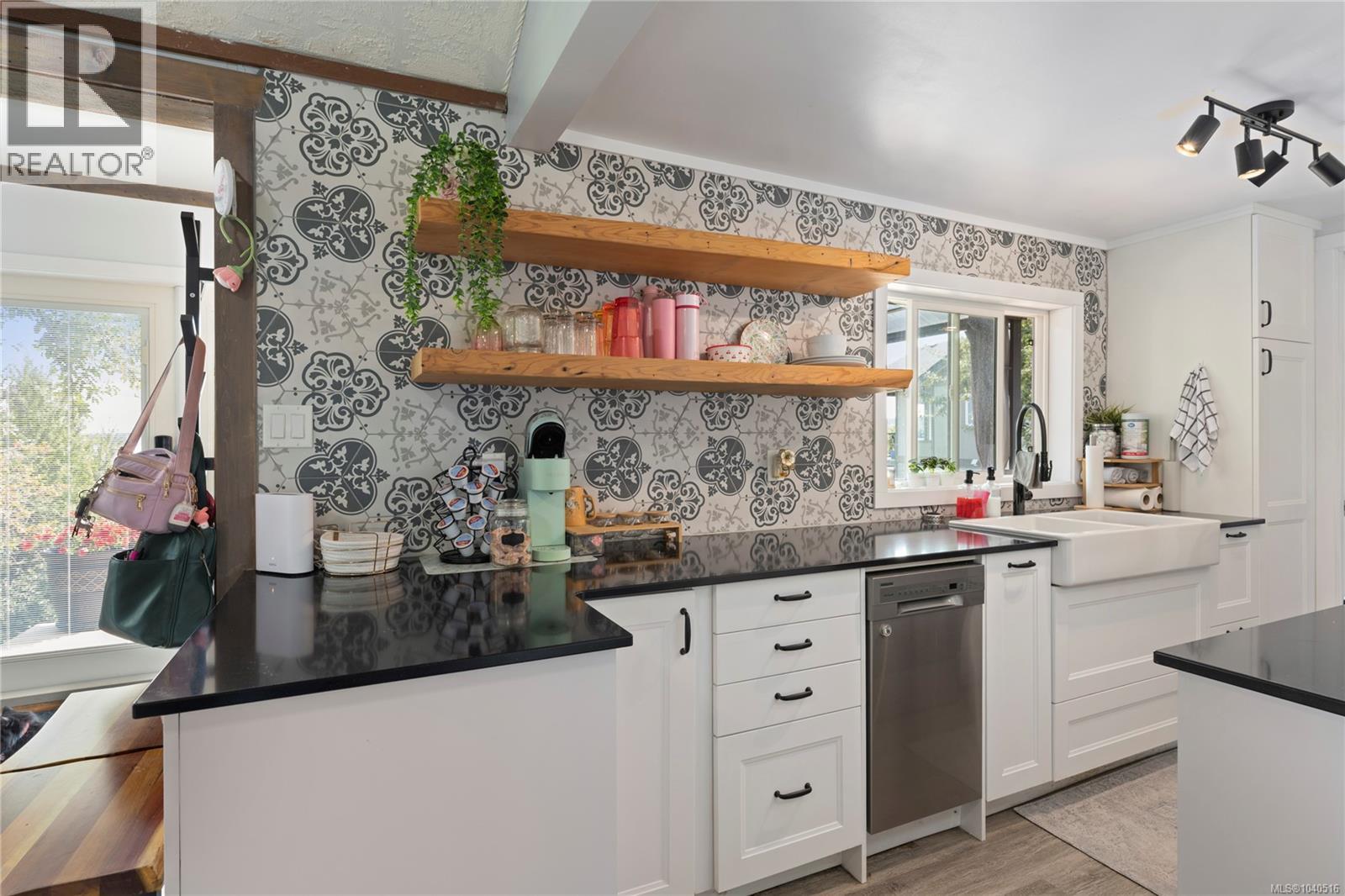 5763 Island Hwy S - 47