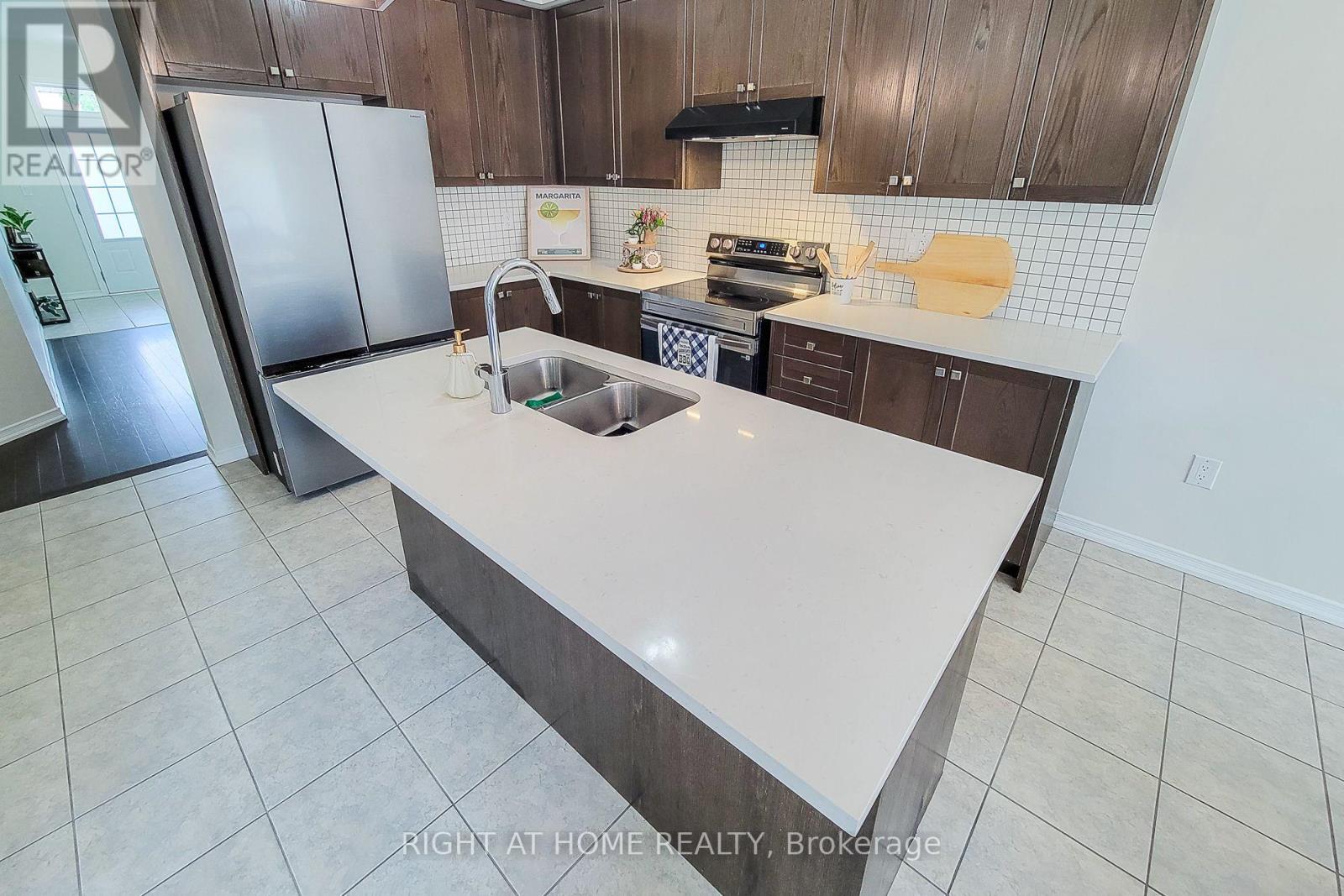 11 ESTHER CRESCENT - Image 17