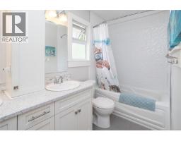 7859 Simpson Rd, Central Saanich, BC V8M2H3 Photo 33