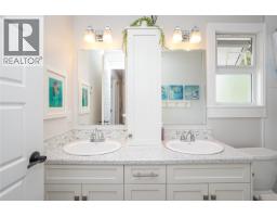 7859 Simpson Rd, Central Saanich, BC V8M2H3 Photo 32