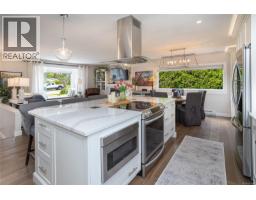 7859 Simpson Rd, Central Saanich, BC V8M2H3 Photo 16