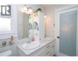 7859 Simpson Rd, Central Saanich, BC V8M2H3 Photo 24