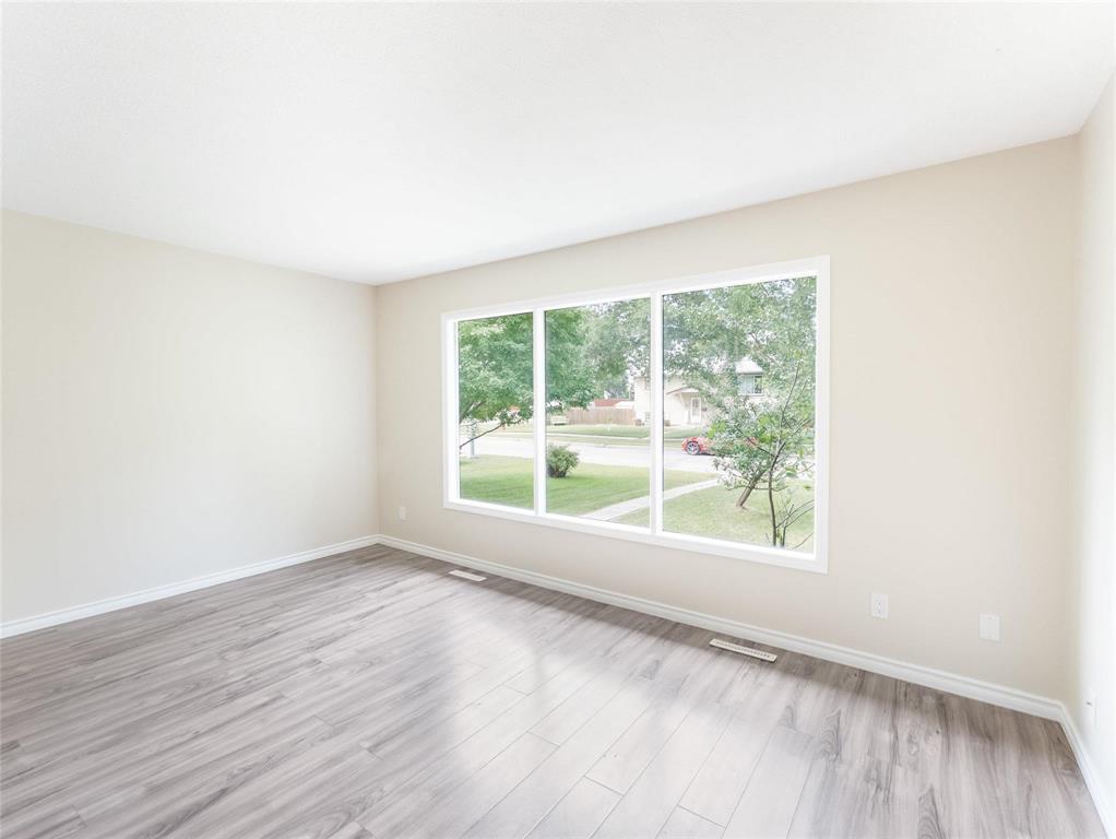 174 Hazelwood Crescent, Winnipeg, Manitoba, R2M4E6, Winnipeg, Manitoba — photo 4 of 5