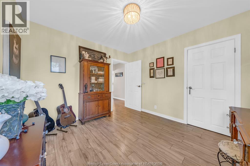 22 DANFORTH - Image 18