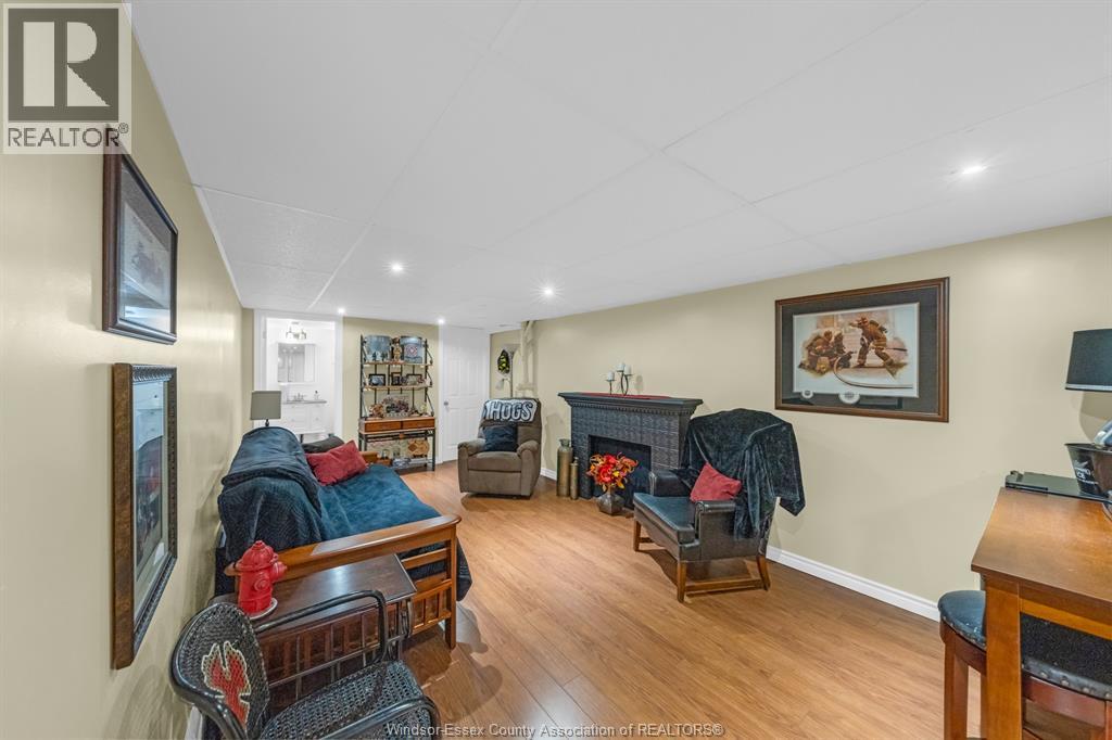 22 DANFORTH - 23