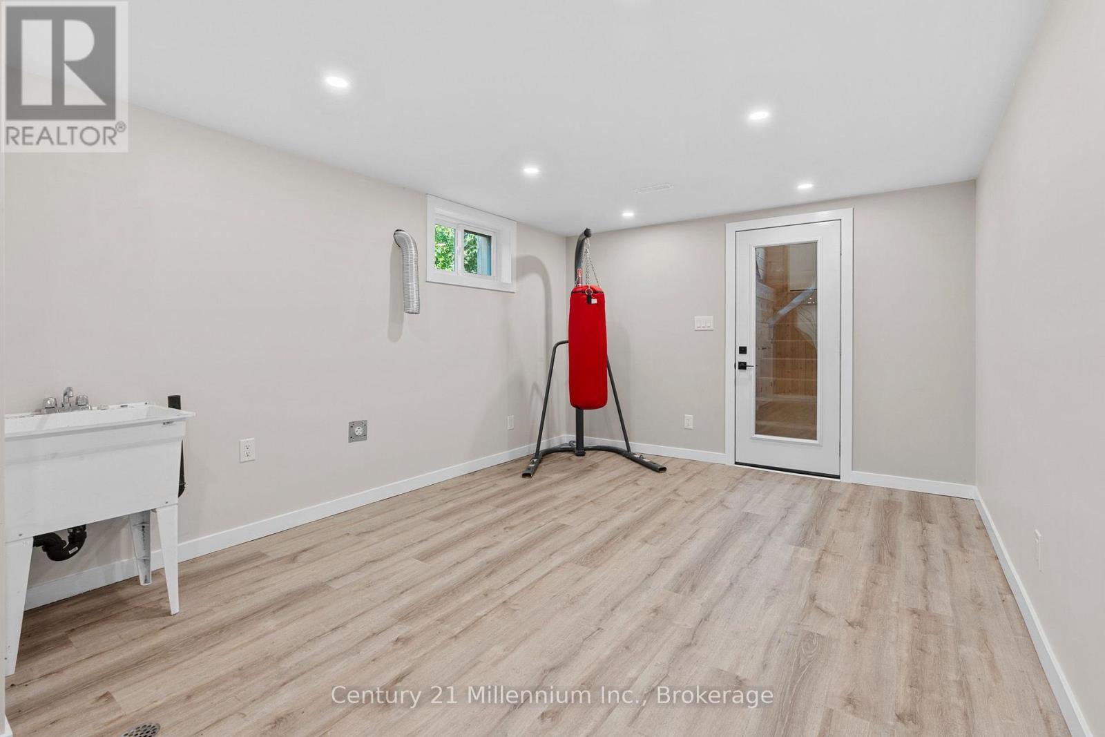 873 9TH AVENUE E - Image 18