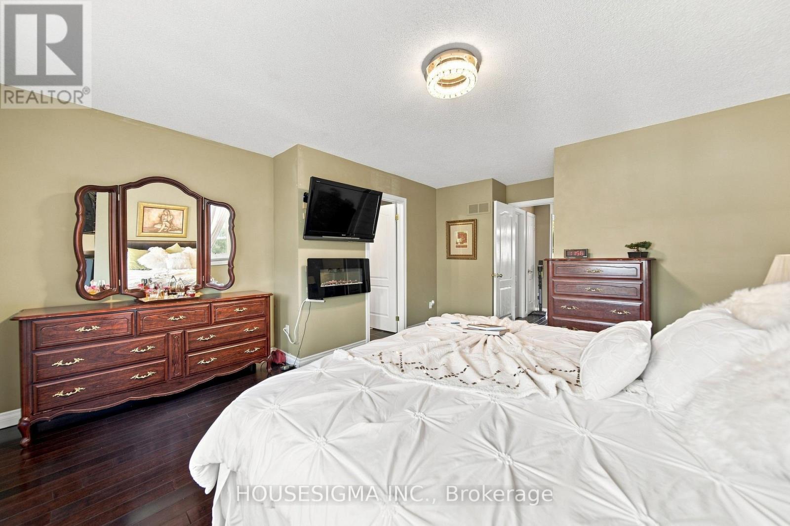 902 APPLECROFT CIRCLE - 24