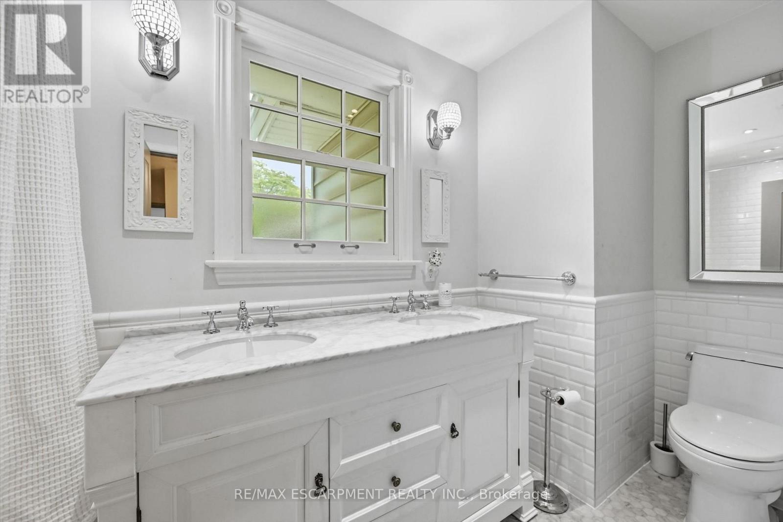 247 LINWOOD CRESCENT - 36