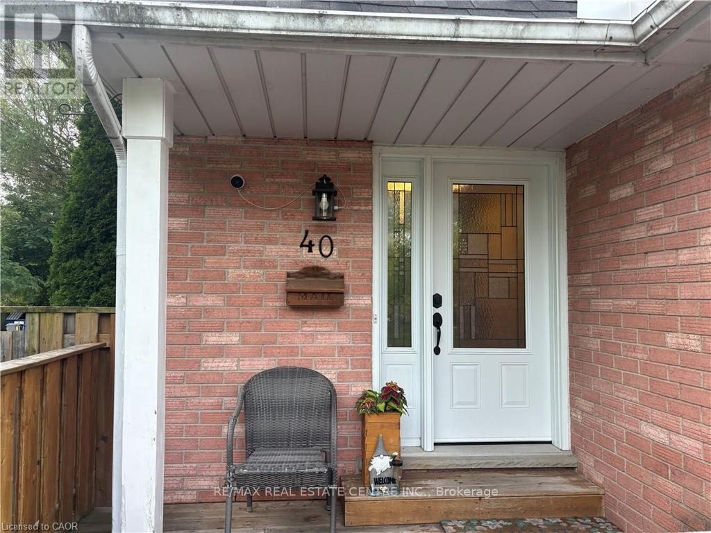 40 CAPRICE COURT — photo 3