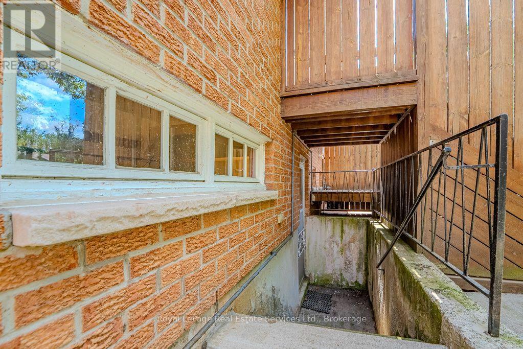668 MACLAREN DRIVE - 31